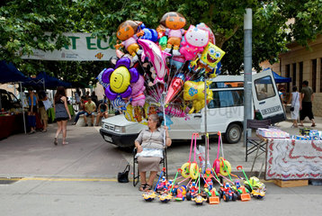 Santa Maria del Cami  Mallorca  Spanien  eine Frau verkauft Luftballons auf der Strasse