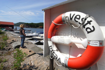 Lindesnes  Norwegen  eine Frau am kleinen Hafen von Spangereid