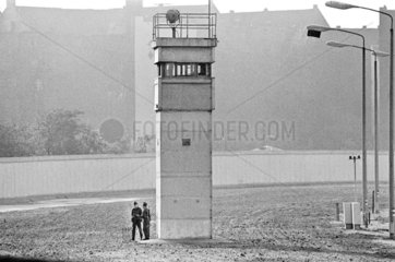 Berliner Mauer  Grenzstreifen mit Wachturm  1986