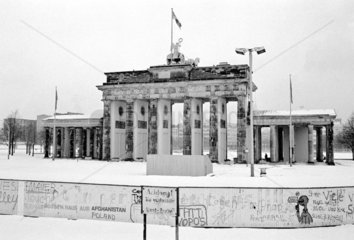 Brandenburger Tor mit Mauer