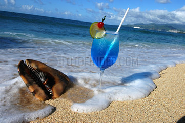 St. Georges  Grenada  ein Cocktail am Strand