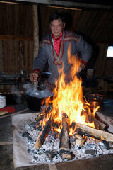 Hammerfest  Norwegen  Feuerstelle in einer samischen Torfhuette