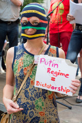 Berlin  Deutschland  Demonstrantin auf der Free Pussy Riot-Demo  Unter den Linden  vor der Russischen Botschaft