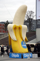 Berlin  Deutschland  eine aufgeblasene Chiquita-Banane auf dem Messegelaende
