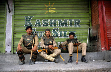 Srinagar  Indien  Soldaten halten waehrend der Ausgangssperre Wache