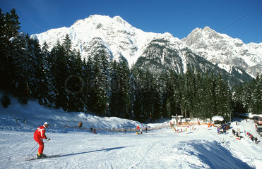 Leutasch  Oesterreich  Skifahrer im Leutaschtal