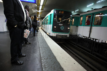 Paris  Frankreich  Fahrgaeste auf dem Bahnsteig einer Metrostation