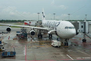 Singapur  Republik Singapur  ein Flugzeug der Finnair auf dem Flughafen Singapur