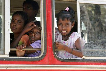 Batticaloa  Sri Lanka  Familie schaut aus einem Bus