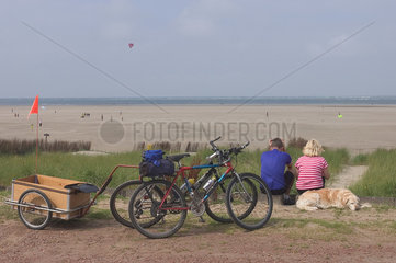 De Koog  Niederlande  Besucher am Strand