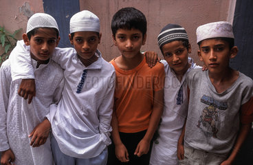 Srinagar  Indien  Gruppe junger Muslime vor einer kleinen Moschee