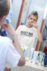 Hamburg  Deutschland  ein 13-jaehriger Junge putzt sich die Zaehne