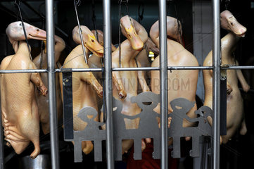 Singapur  Republik Singapur  geschlachtete Enten in der Kueche eines Chinarestaurants