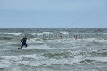 Rostock  Deutschland  Badegaeste und Kitesurfer in der Ostsee