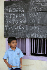 Vijayawada  Indien  ein Schueler waehrend des Unterrichts an der Tafel
