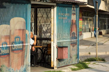 Chisinau  Republik Moldau  Mann trinkt das lokale Bier Chisinau