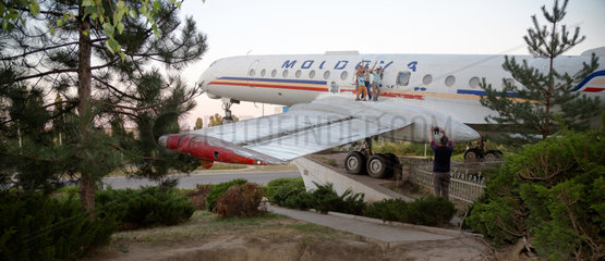 Kischinau  Republik Moldau  Menschen fotografieren am Flugzeug der Air Moldava