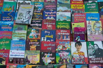 Yangon  Myanmar  Strassenstand eines Buchhaendlers im Zentrum