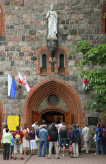 Zoppot  Polen  ueberfuellter Gottesdienst in der Garnisonkirche an der ulica 3 maja