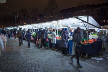 Berlin  Deutschland  tuerkischer Markt am Maybachufer am Abend
