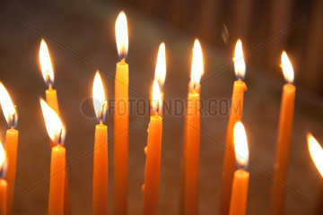 Heybeliada  Tuerkei  Kerzen brennen in einer Kiche