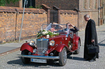 Breslau  Polen  Hochzeitspaar in einem MG Oldtimer auf der Dominsel