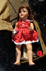Berlin  Deutschland  Puppe zu verkaufen auf dem Troedelmarkt 17.Juni