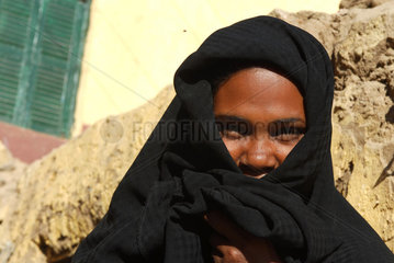 Assuan  Aegypten  Portraet einer Frau im nubischen Dorf