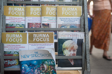 Yangon  Myanmar  Verkaufsregal mit politischer Literatur