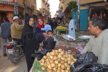 Luxor  Aegypten  Menschen auf einem Obst- und Gemuesemarkt