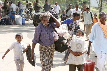 Batticaloa  Sri Lanka  Fluechtlinge auf dem Weg zur Registrierung