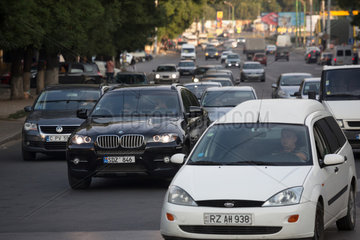 Chisinau  Moldau  Feierabendverkehr auf einer Hauptstrasse