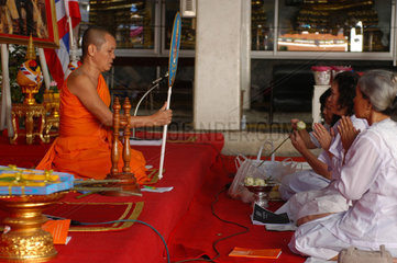 Bangkok  Thailand  Gebet im buddhistischen Tempel Wat Pho