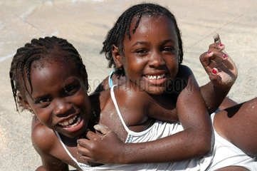 St. Georges  Grenada  Kinder am Grand Anse Strand