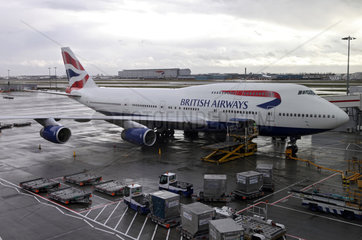 London  Grossbritannien  Flugzeug von British Airways auf dem Flughafen Heathrow Terminal 5