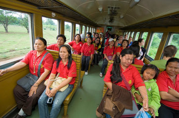 Kanchanaburi  Thailand  Passagiere im Zug