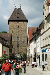 Altdorf  Deutschland  Fussgaenger in der Altstadt vor dem Stadttor
