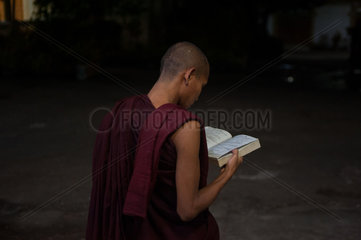 Mawlamyaing  Myanmar  junger Moench studiert buddhistische Texte
