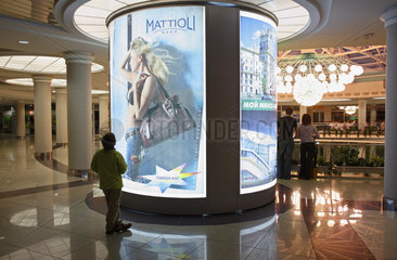 Minsk  Weissrussland  Reklame im Einkaufszentrum Stolitsa