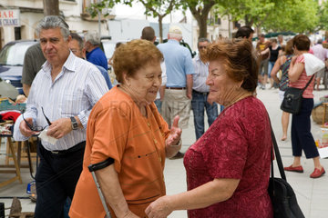 Llucmajor  Mallorca  Spanien  zwei Frauen unterhalten sich auf dem Markt