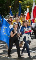 Warschau  Polen  Demonstration eines ueberparteilichen Oppositionsbuendnises fuer die Rettung der polnischen Demokratie