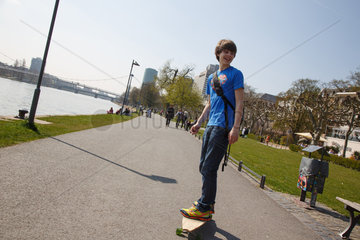 Frankfurt  Deutschland  Jugendlicher auf einem Longboard am Nizza-Ufer
