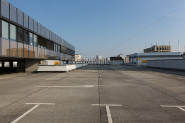 Ludwigshafen  Deutschland  leerer Parkplatz des Rathaus-Center Ludwigshafen
