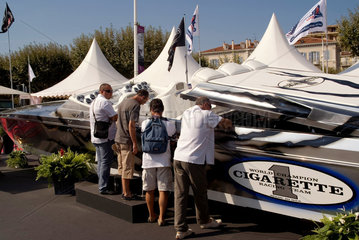 Cannes  Menschen schauen sich ein Boot an