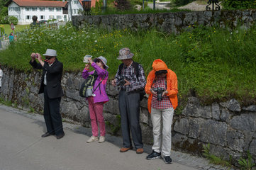 Hohenschwangau  Deutschland  Touristen fotografieren am Schloss Neuschwanstein