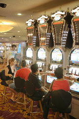 Las Vegas  USA  Spieler sitzen an Spielautomaten