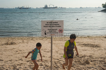 Singapur  Republik Singapur  Badegaeste am Palawan Strand auf der Insel Sentosa