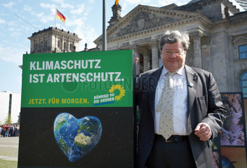 Berlin  Deutschland  Reinhard Buetikofer  Die Gruenen  vor dem Bundestagsgebaeude