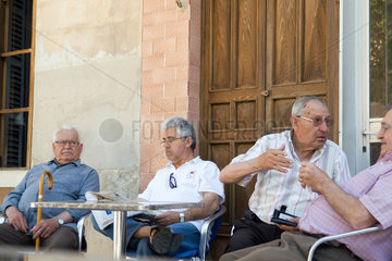 Llucmajor  Mallorca  Spanien  aeltere Maenner in einem Strassencafe