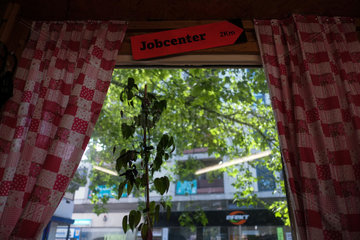 Berlin  Deutschland  Jobcenter-Schild haengt in einem Fenster